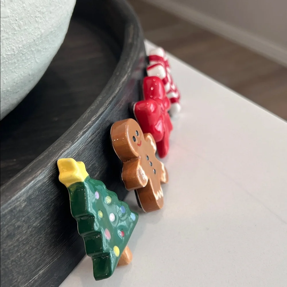 🎄🫚🎀 So. Cute. Ceramic.4pc Magnets..